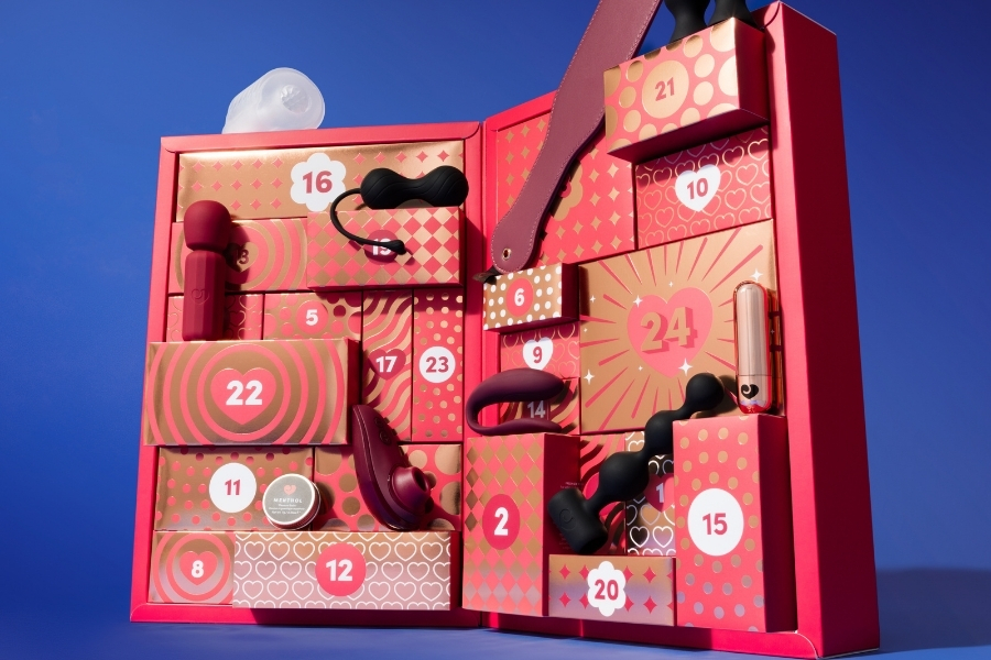 Geöffneter Amorana Adventskalender Premium 2026 mit Toys, Accessoires und 24 Überraschungen