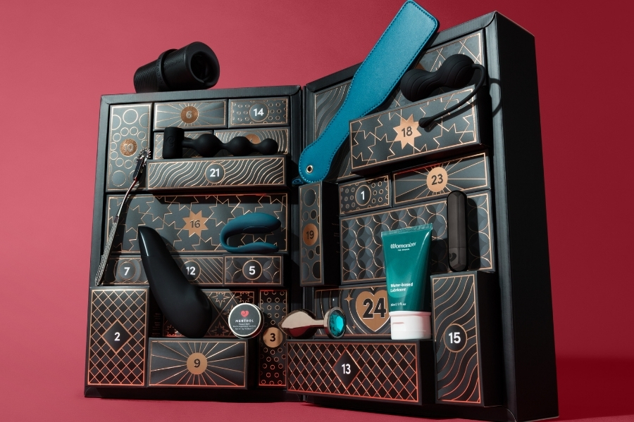 Geöffneter Amorana Adventskalender Deluxe 2026 mit Premium-Toys, Accessoires und Luxus-Produkten